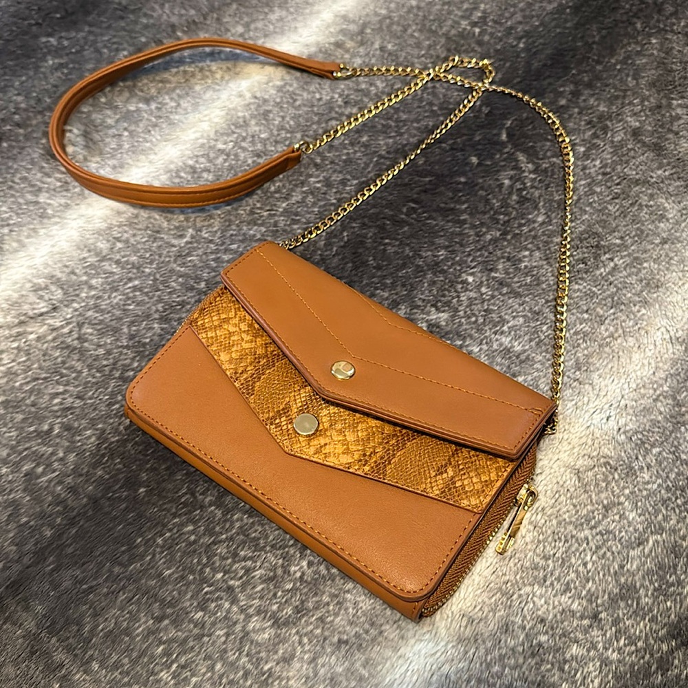 LD. Crossbody purse. Zipper. Cardholders. Gold chain. Magnetic clasp.